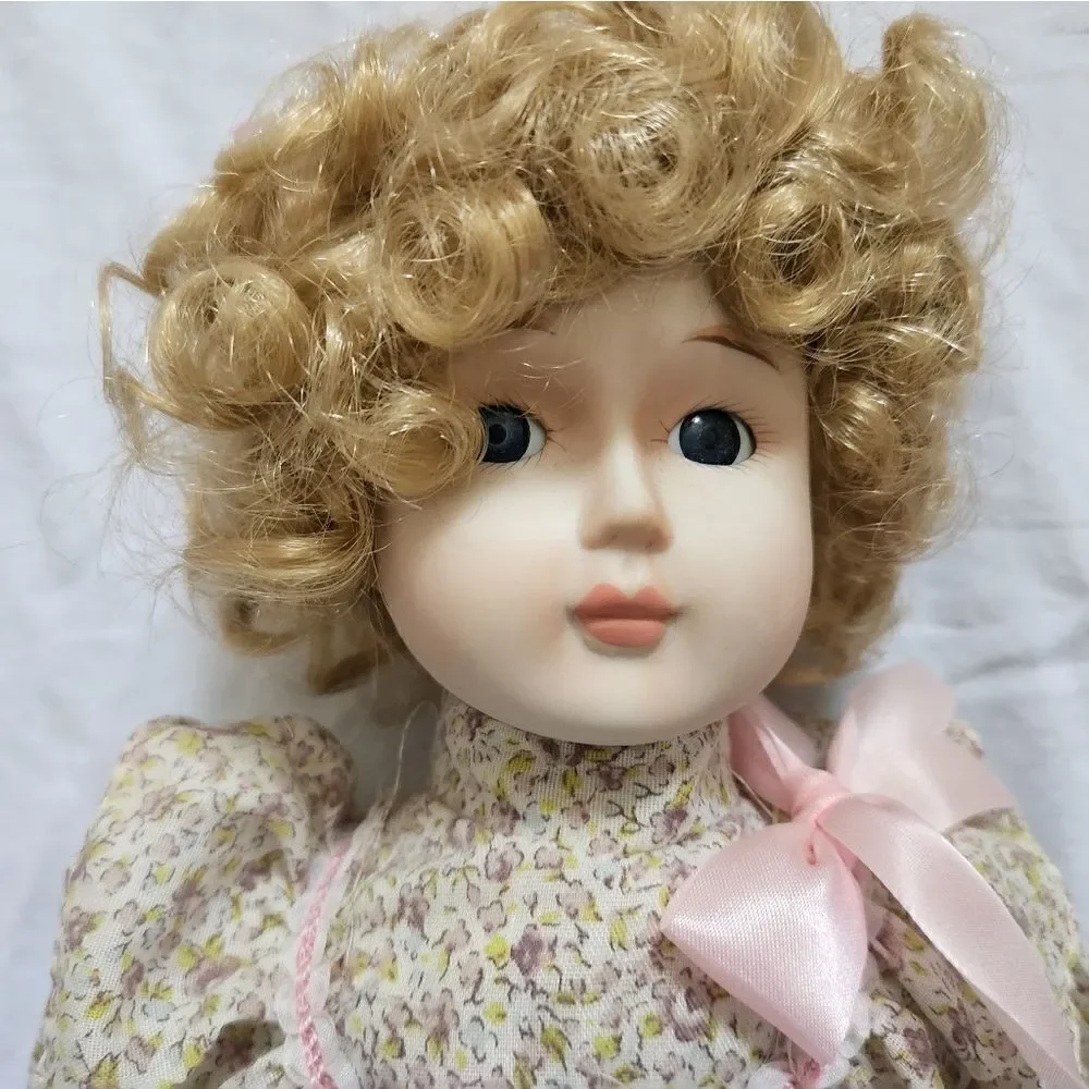 1989 Brinn's Porcelain Doll